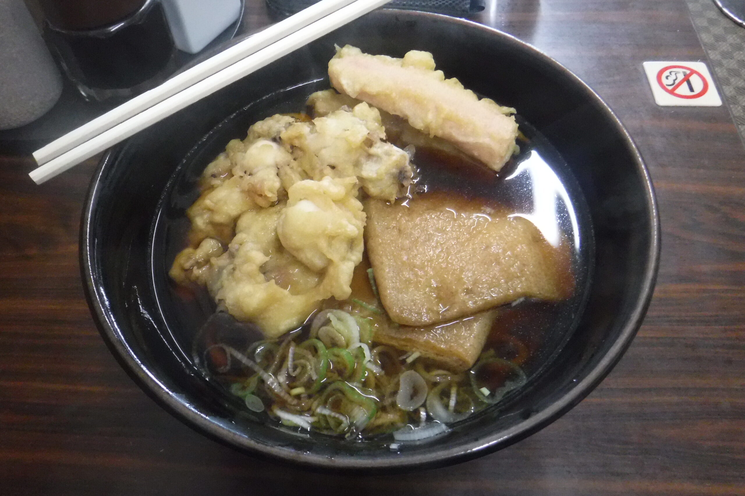 No.37 東京都台東区千束の立ち食い蕎麦「山田屋」の細めん、ひもかわ、僕きつね。