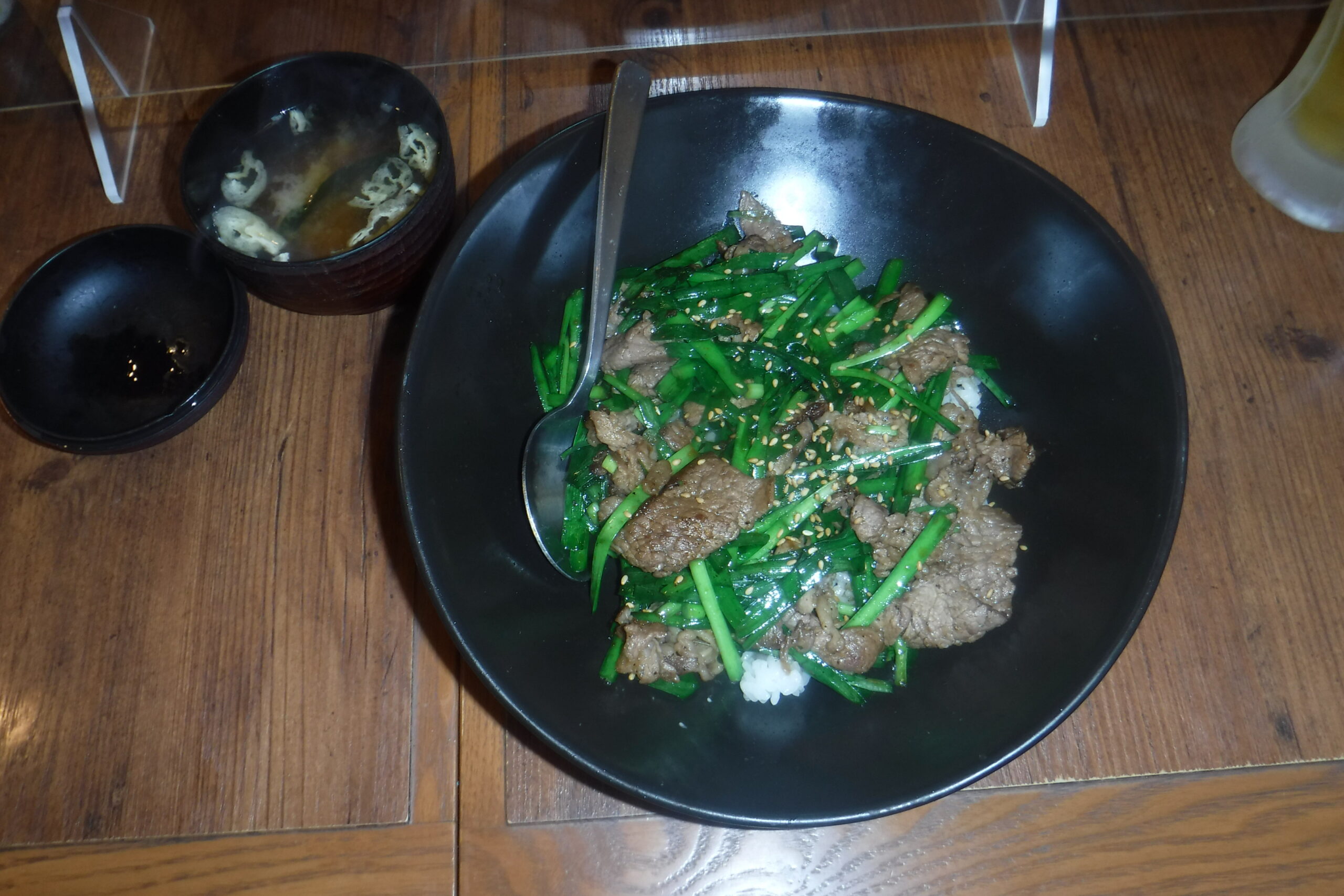No.60  神奈川県港北区日吉本町「とらひげ」の牛肉ニラ丼は慶大生に食べ続けられている「魂」の一品