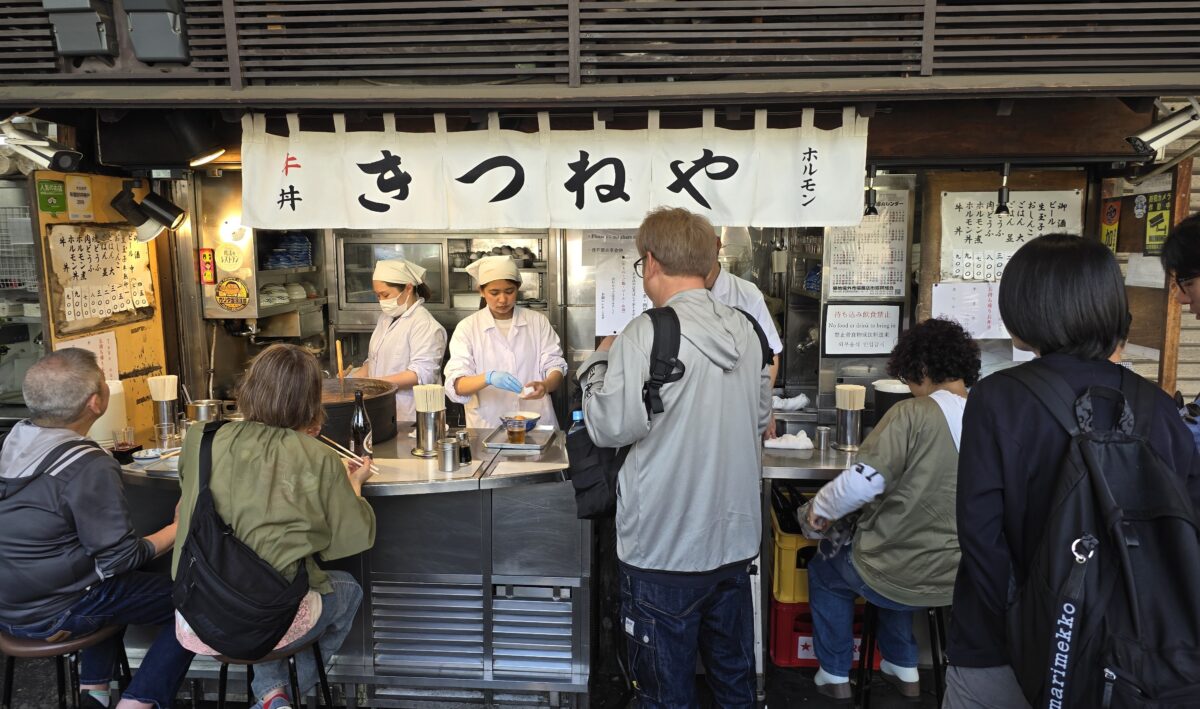 No.122　東京都中央区築地場外「きつねや」の丼ぶりを食べ比べながら、どちらが売れるのかを観測し、自分の思い込みに恥じ入るばかりだったのである。