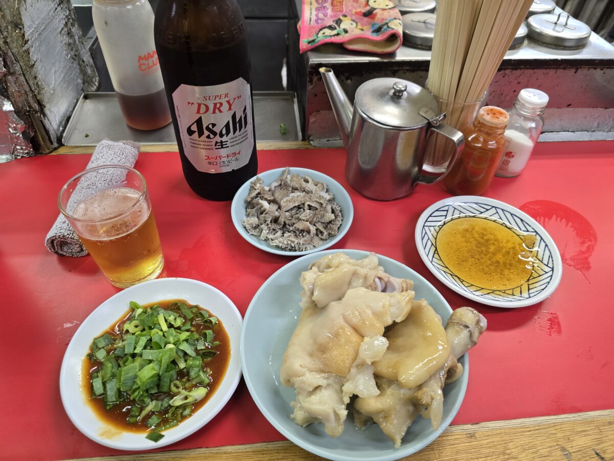 No.124  大阪府大阪市浪速区難波の「豚足のかどや」は大阪の初めと終わりと称する人がいたが、確かに同意せざるをえない。そして、ジジイは唇よ熱く豚足を語りたくなったのである（真知子のように…）。