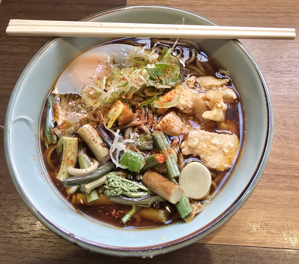 No.126　神奈川県横浜市中区「川村屋」で、とり玉そばを啜りながら、改めて立ち食いそば・うどんは町のソウルフードであると納得する。同時に、またまた「50年問題」ついて考え込んでしまったのであった。（横浜三大駅前立ち食いそば、うどん編③）